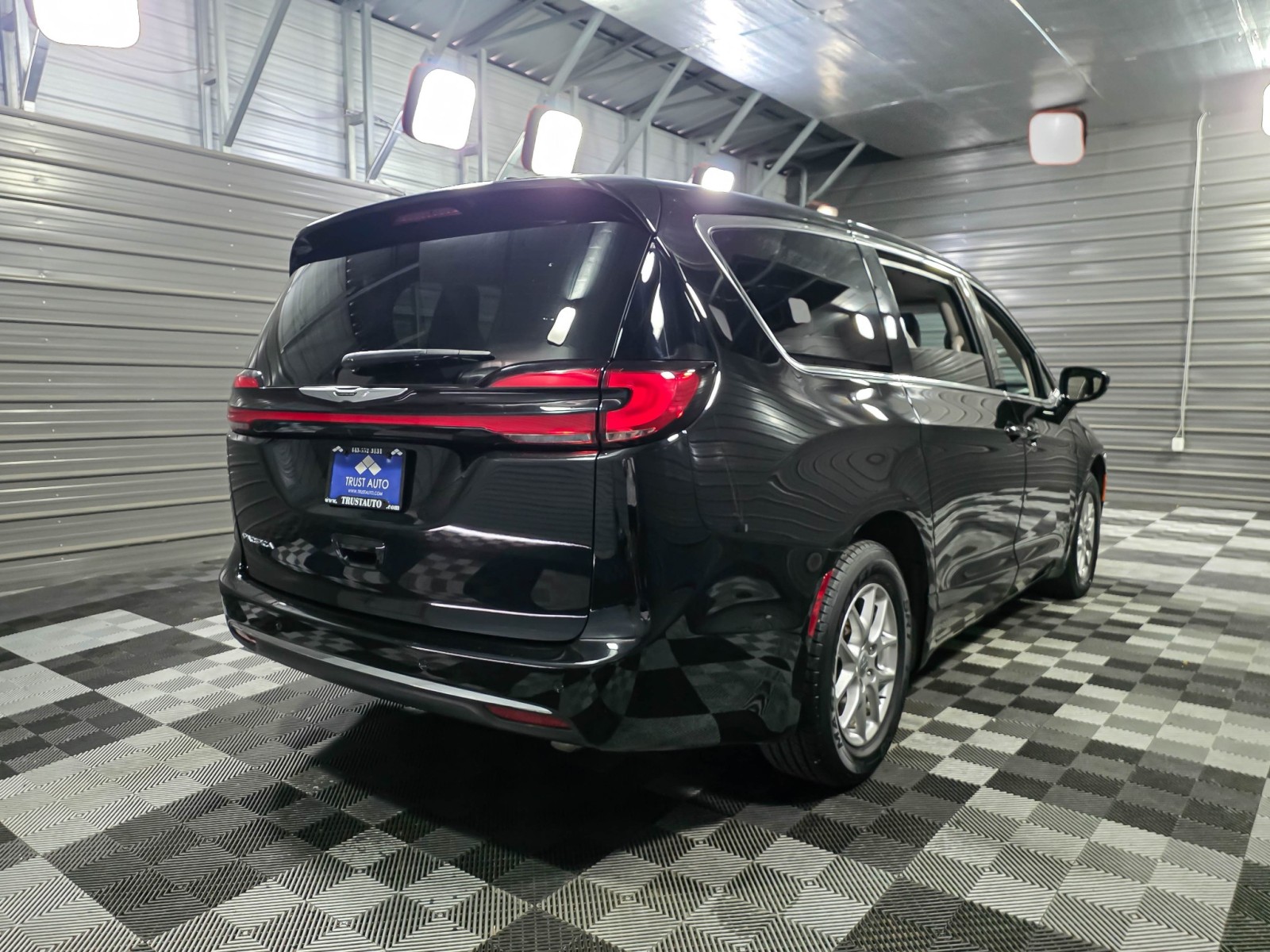 Used 2024 Chrysler Pacifica - photo 7