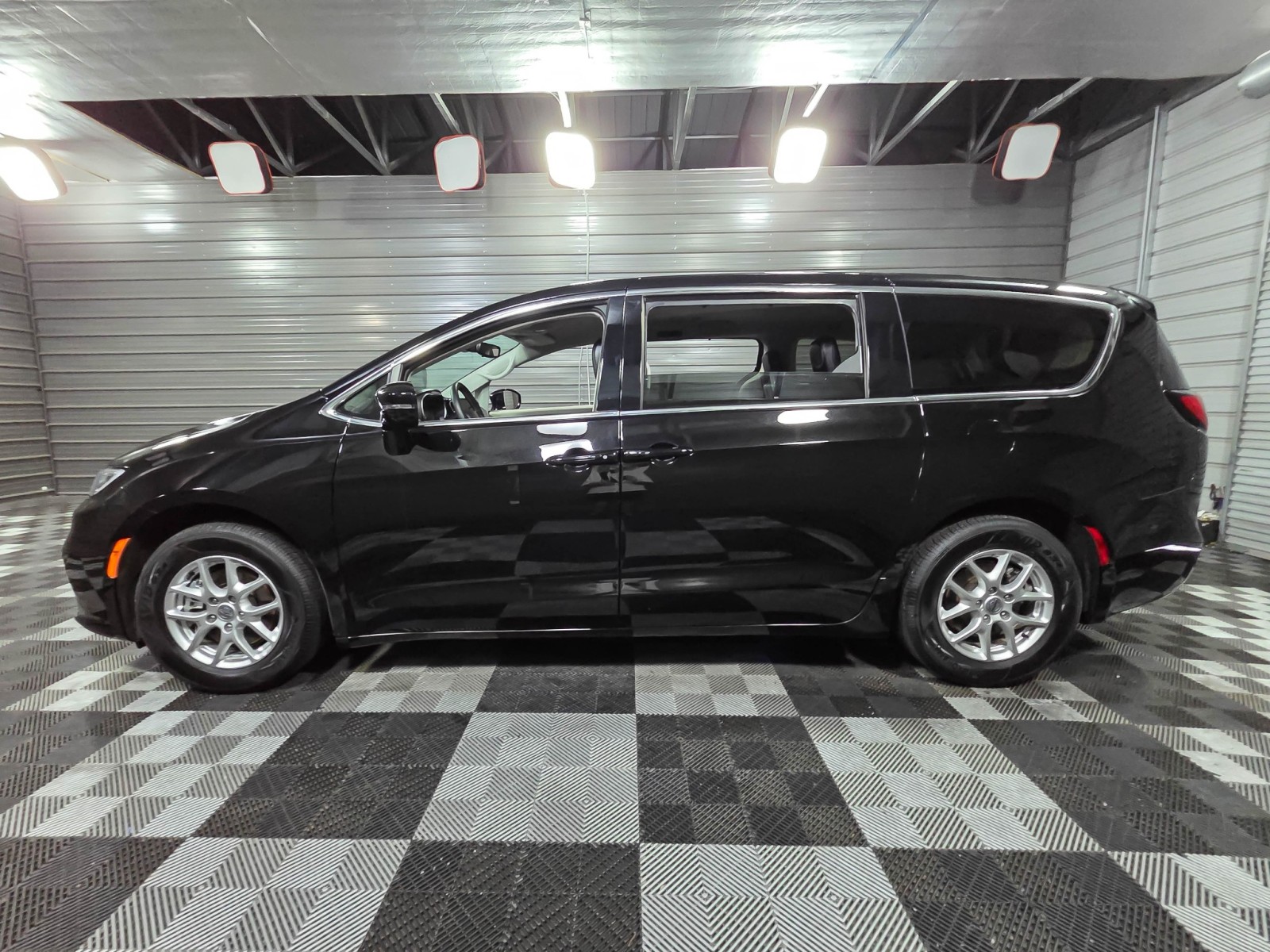 Used 2024 Chrysler Pacifica - photo 10