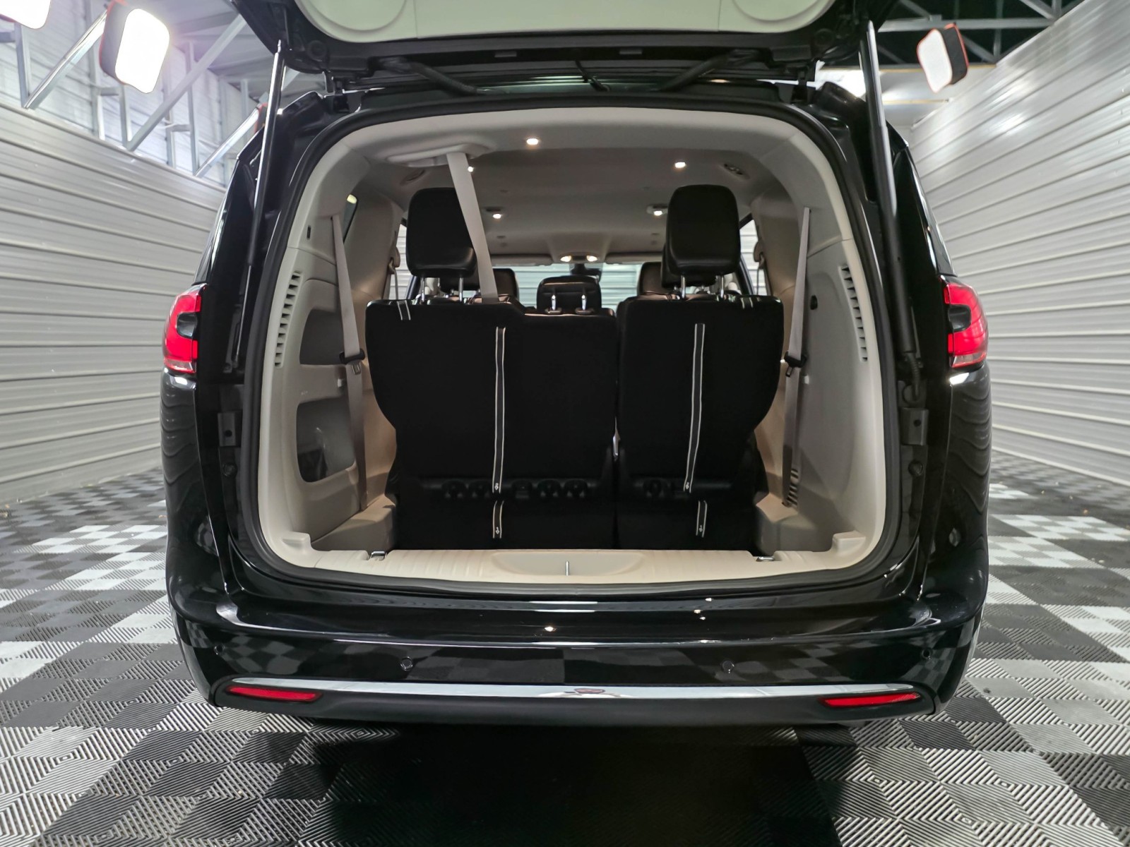 Used 2024 Chrysler Pacifica - photo 40
