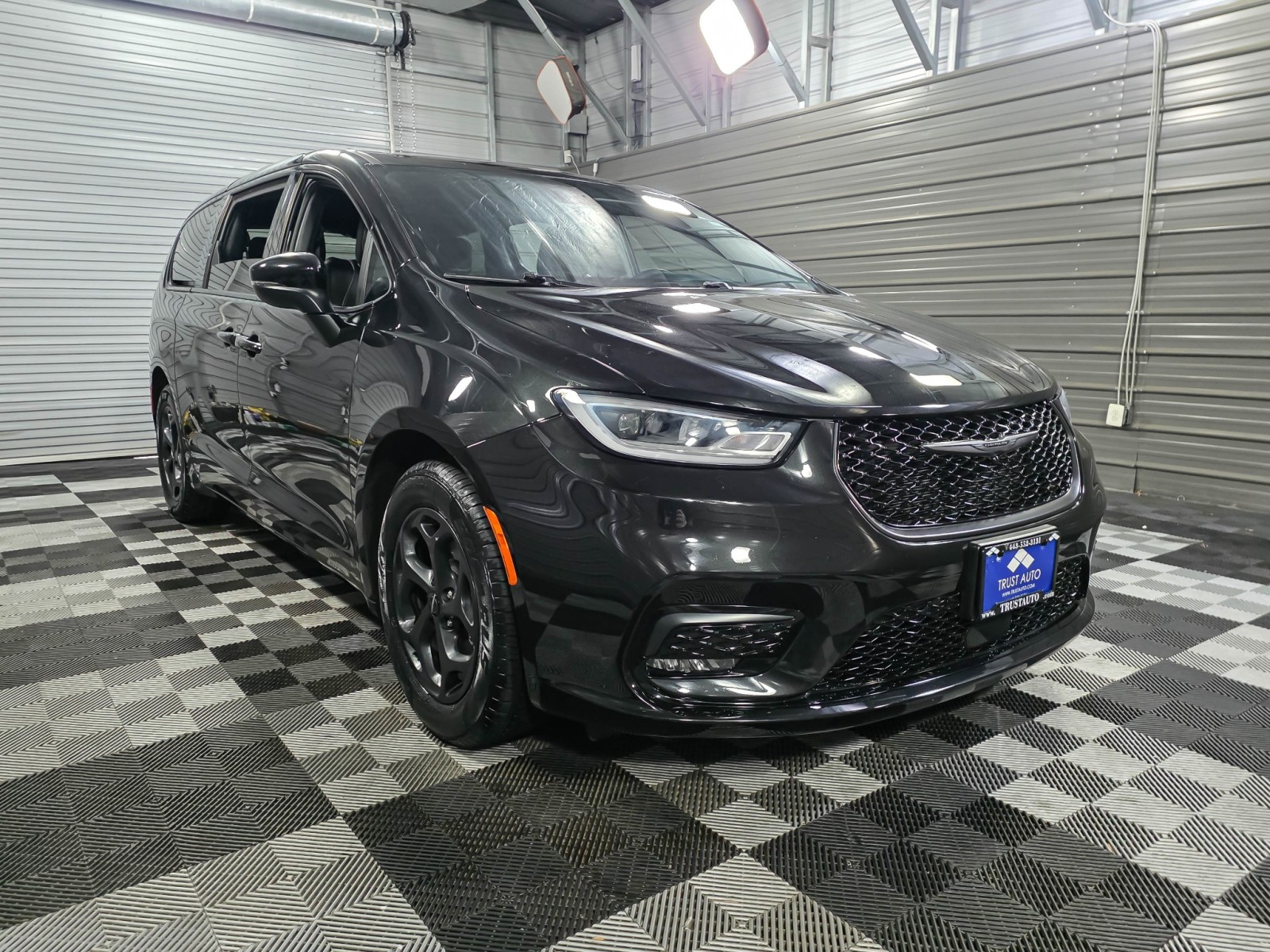 Used 2023 Chrysler Pacifica - photo 1