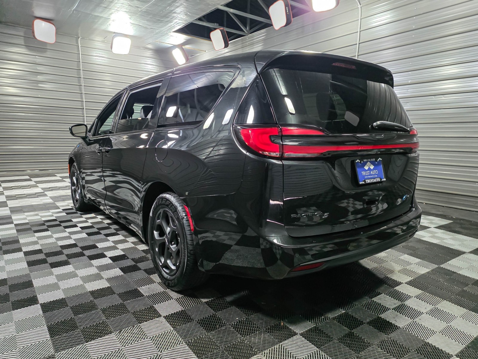 Used 2023 Chrysler Pacifica - photo 9