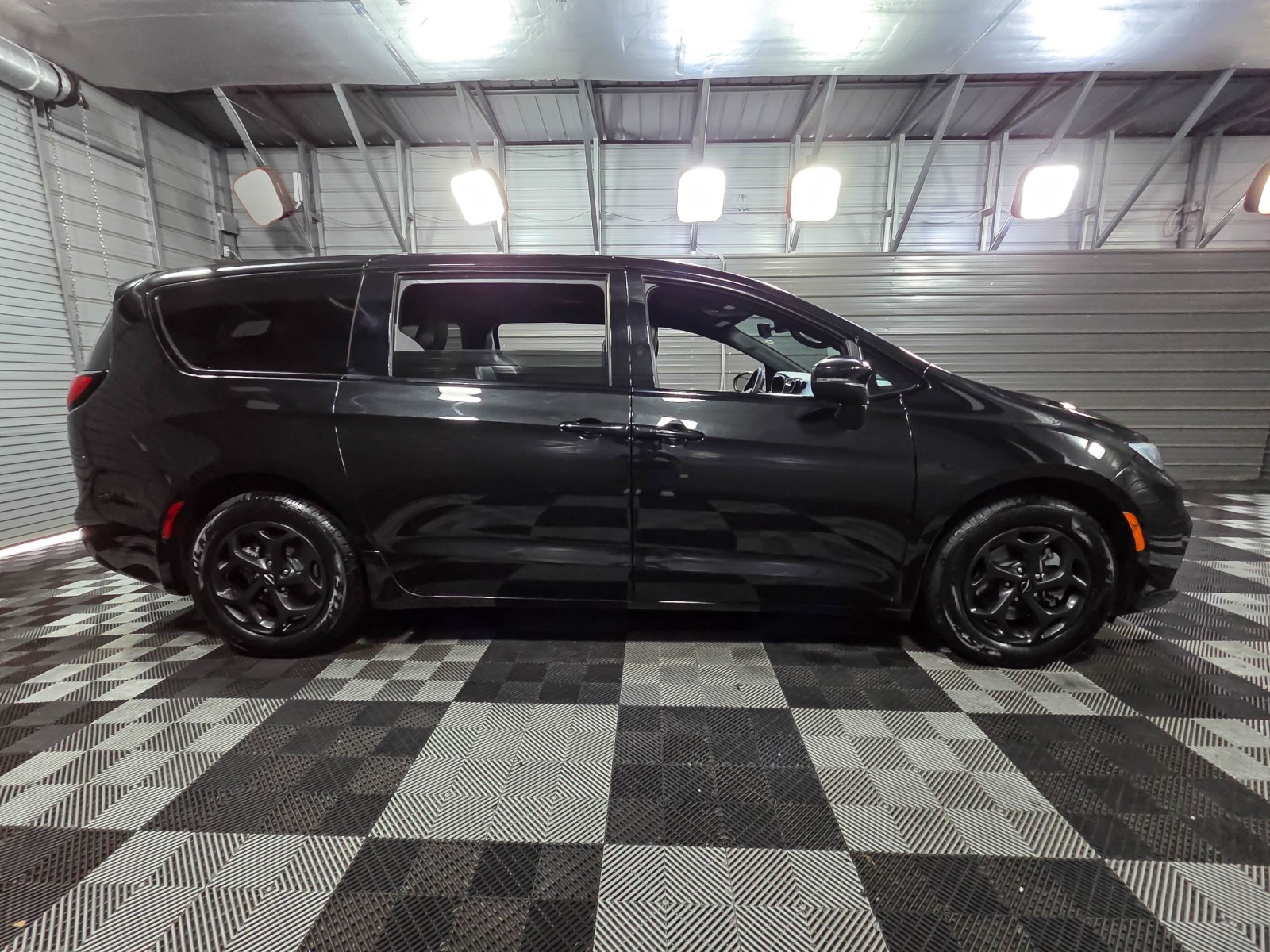 Used 2023 Chrysler Pacifica - photo 11