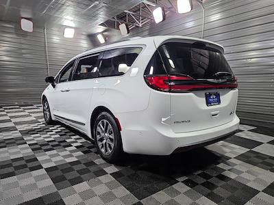 Used 2025 Chrysler Pacifica Hybrid Pinnacle Minivan for sale #549944 - photo 2