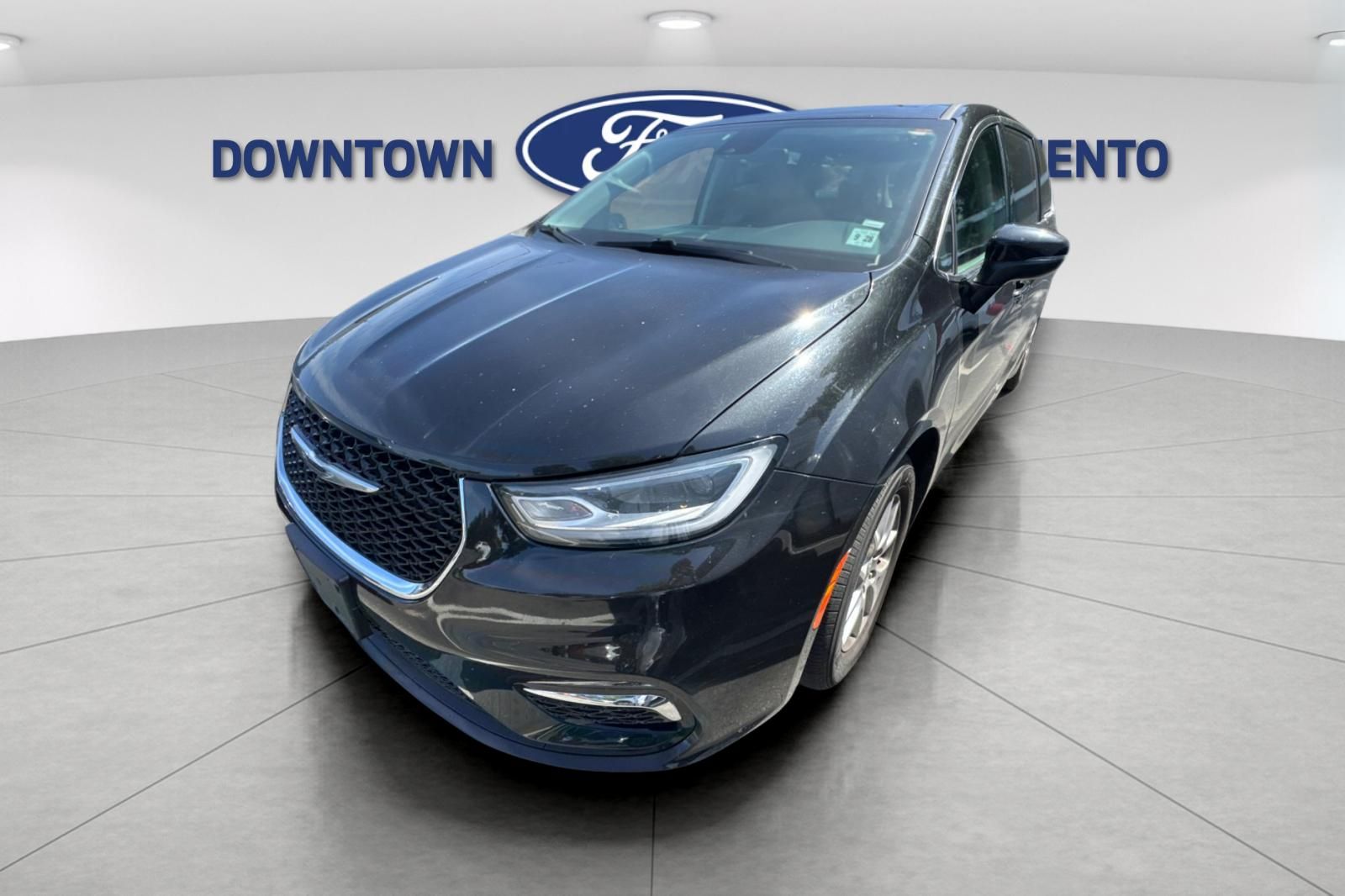 Used 2023 Chrysler Pacifica - photo 2
