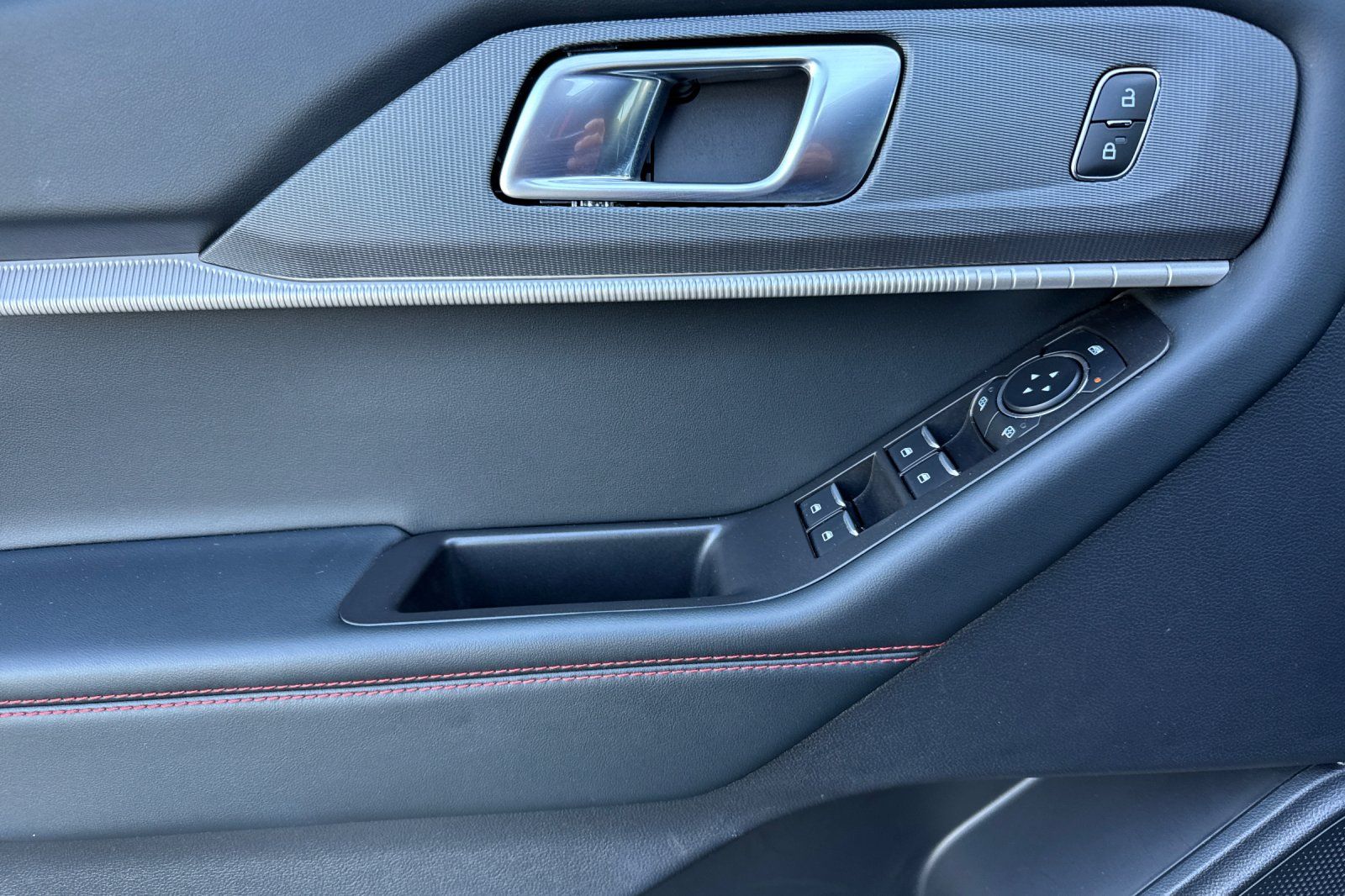 Used 2025 Ford Explorer - photo 17
