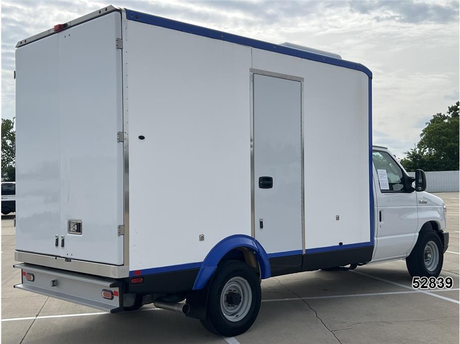 Used 2023 Ford E-350 - photo 2