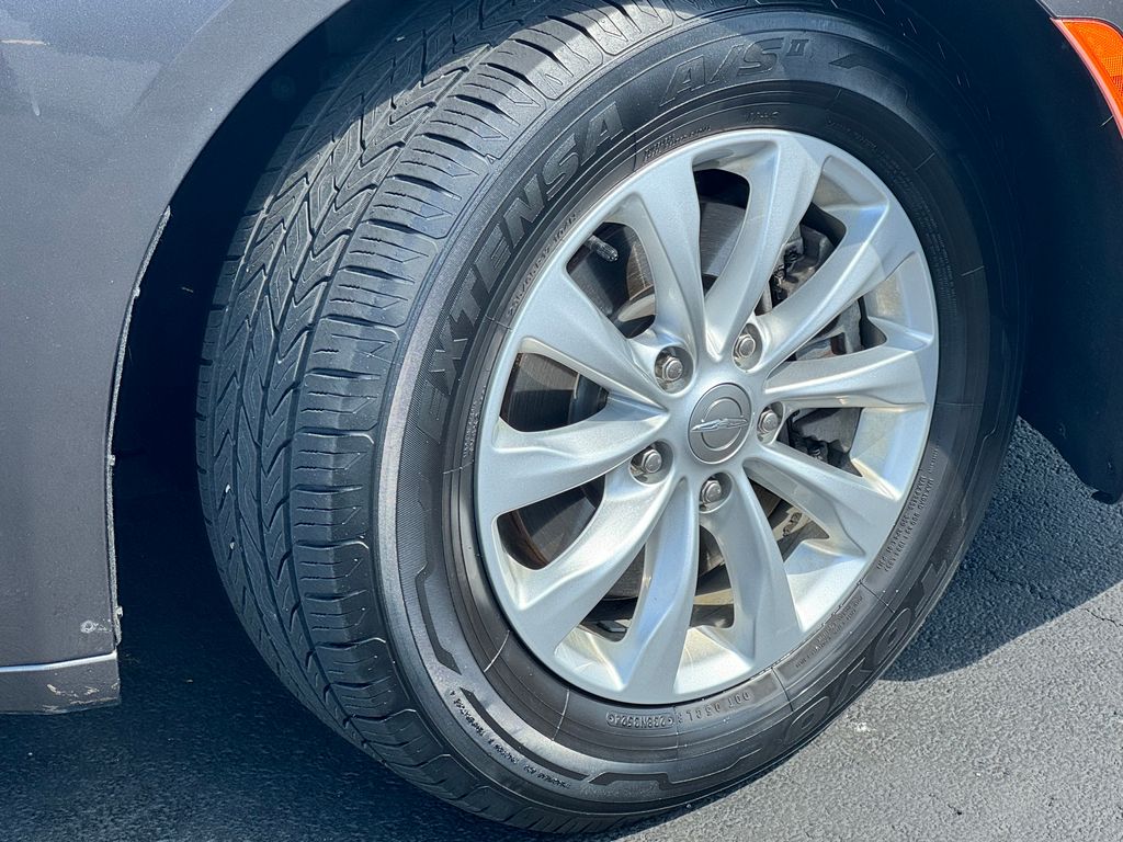 Used 2018 Chrysler Pacifica - photo 2