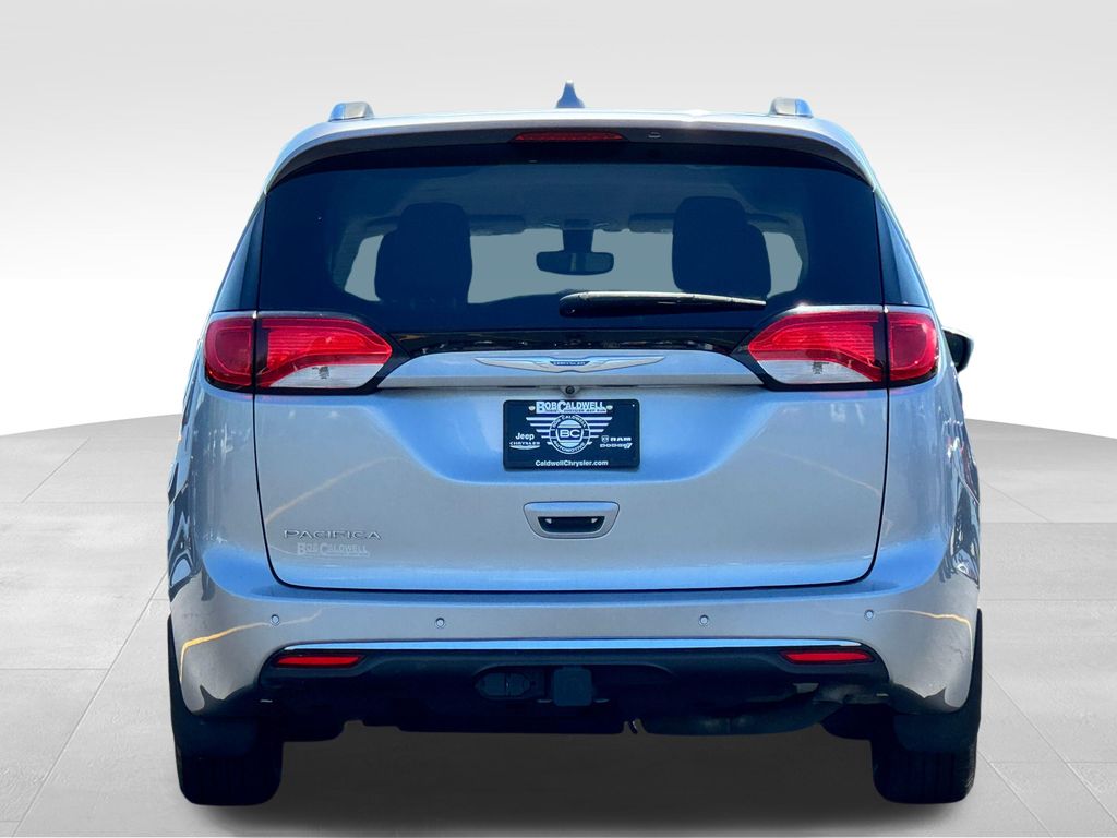 Used 2018 Chrysler Pacifica - photo 2