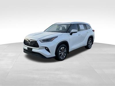 Used 2021 Toyota Highlander XLE for sale #47834 - photo 2