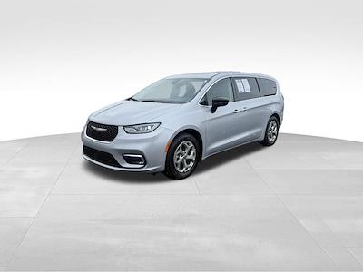 Used 2024 Chrysler Pacifica Limited Minivan for sale #47842 - photo 2
