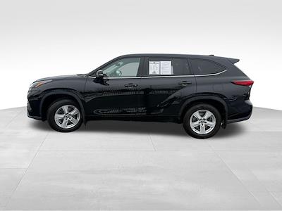 Used 2023 Toyota Highlander - photo 1