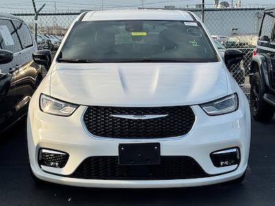 Used 2025 Chrysler Pacifica - photo 1