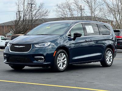 Used 2025 Chrysler Pacifica - photo 1