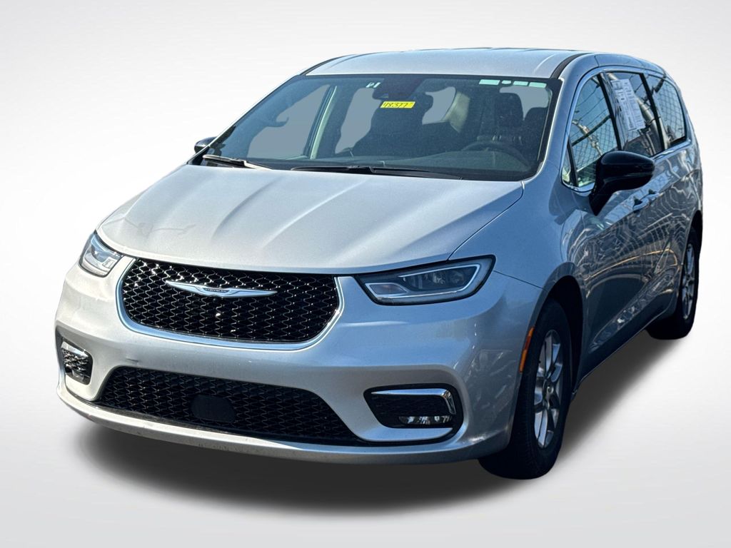 Used 2024 Chrysler Pacifica - photo 1
