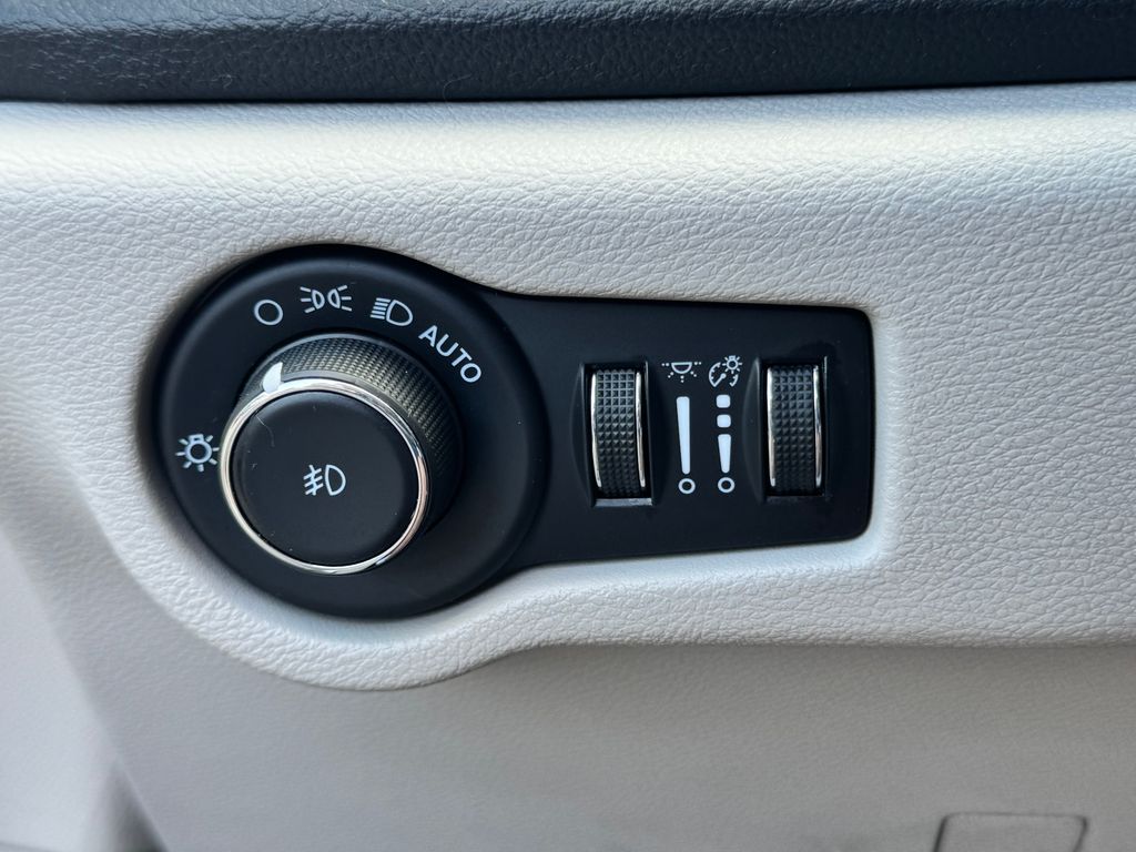 Used 2023 Chrysler Pacifica - photo 34