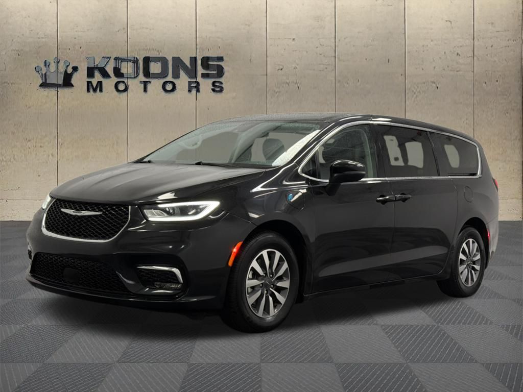 Used 2023 Chrysler Pacifica - photo 1