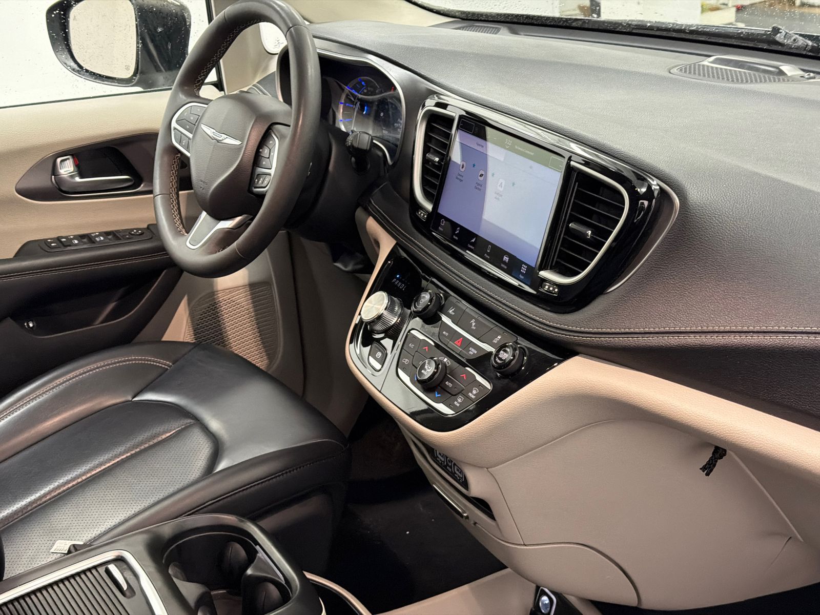 Used 2023 Chrysler Pacifica - photo 12