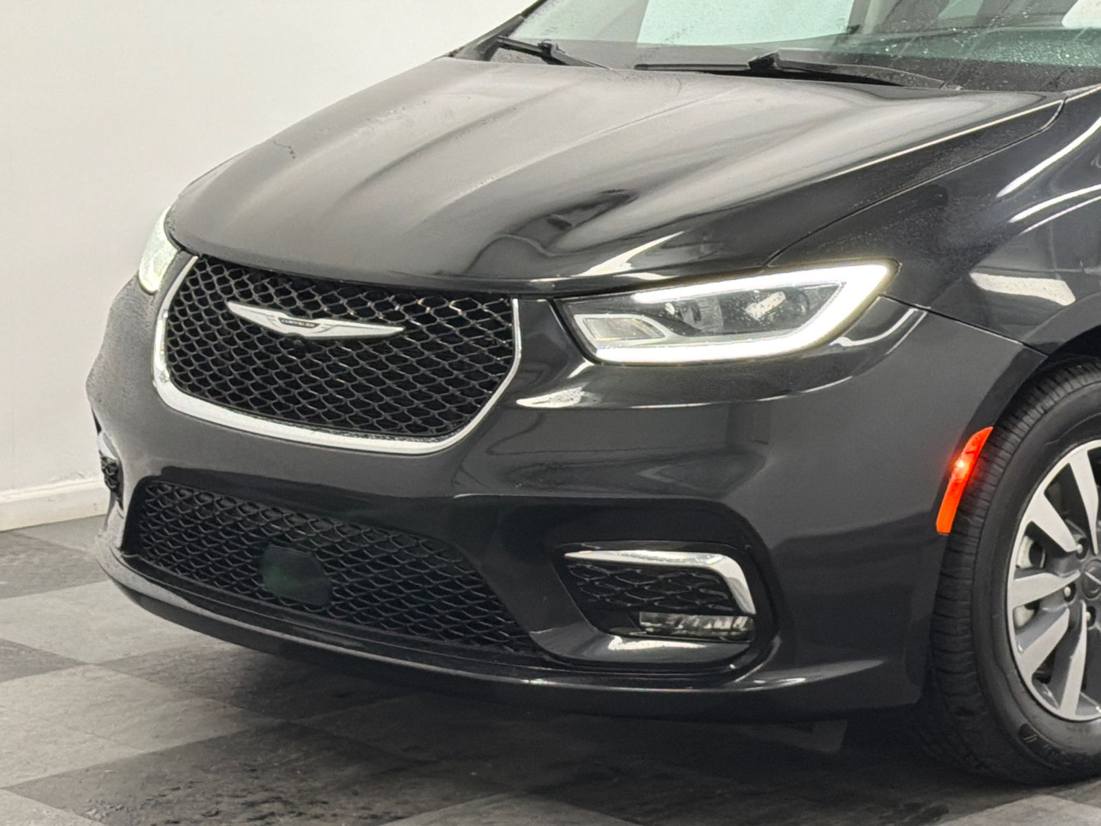 Used 2023 Chrysler Pacifica - photo 2