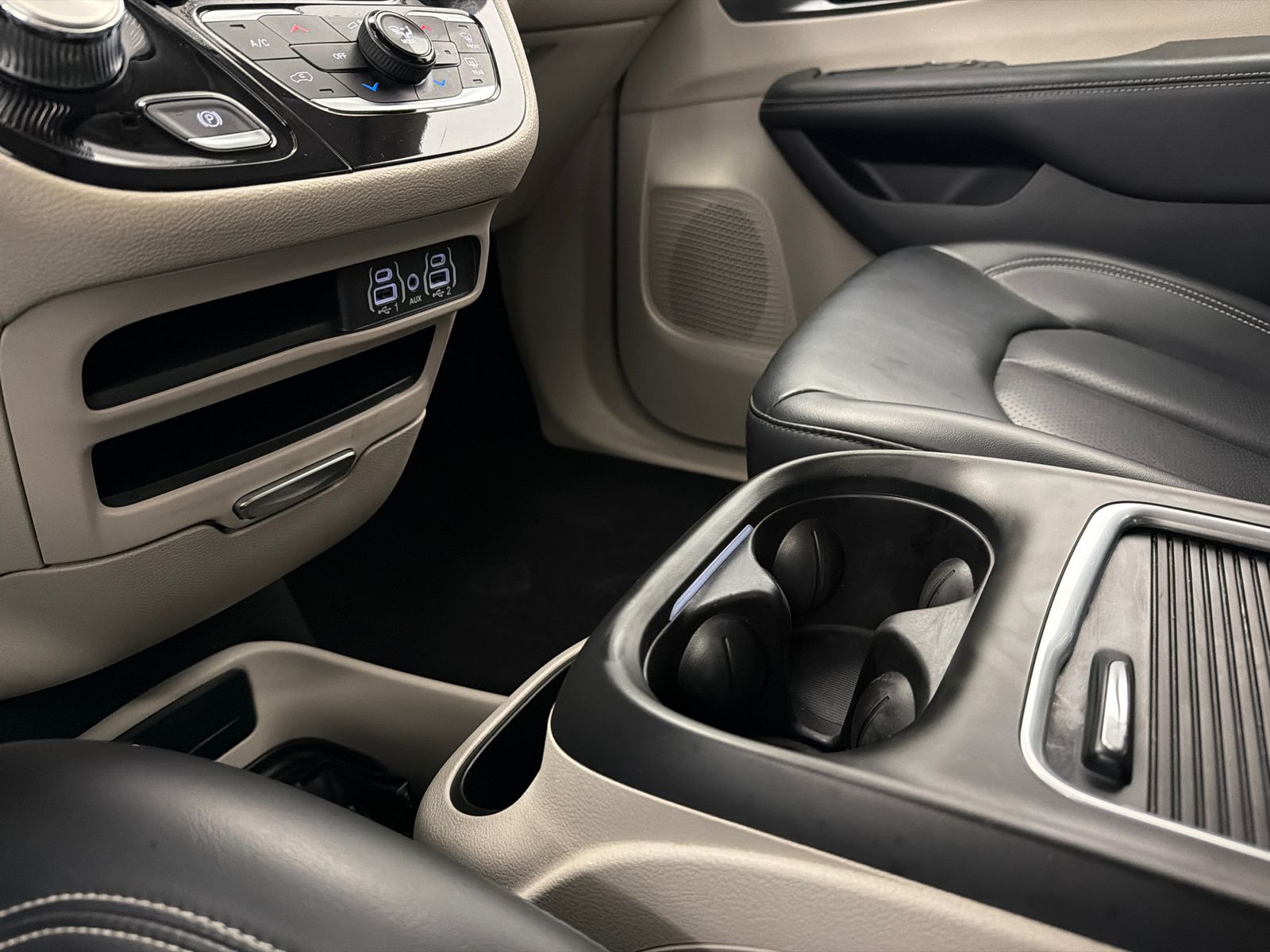 Used 2023 Chrysler Pacifica - photo 32
