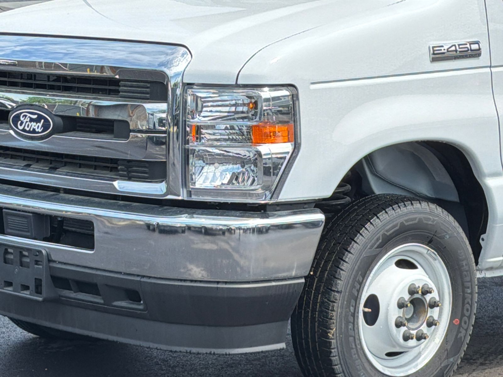 New 2026 Ford E-450 - photo 6