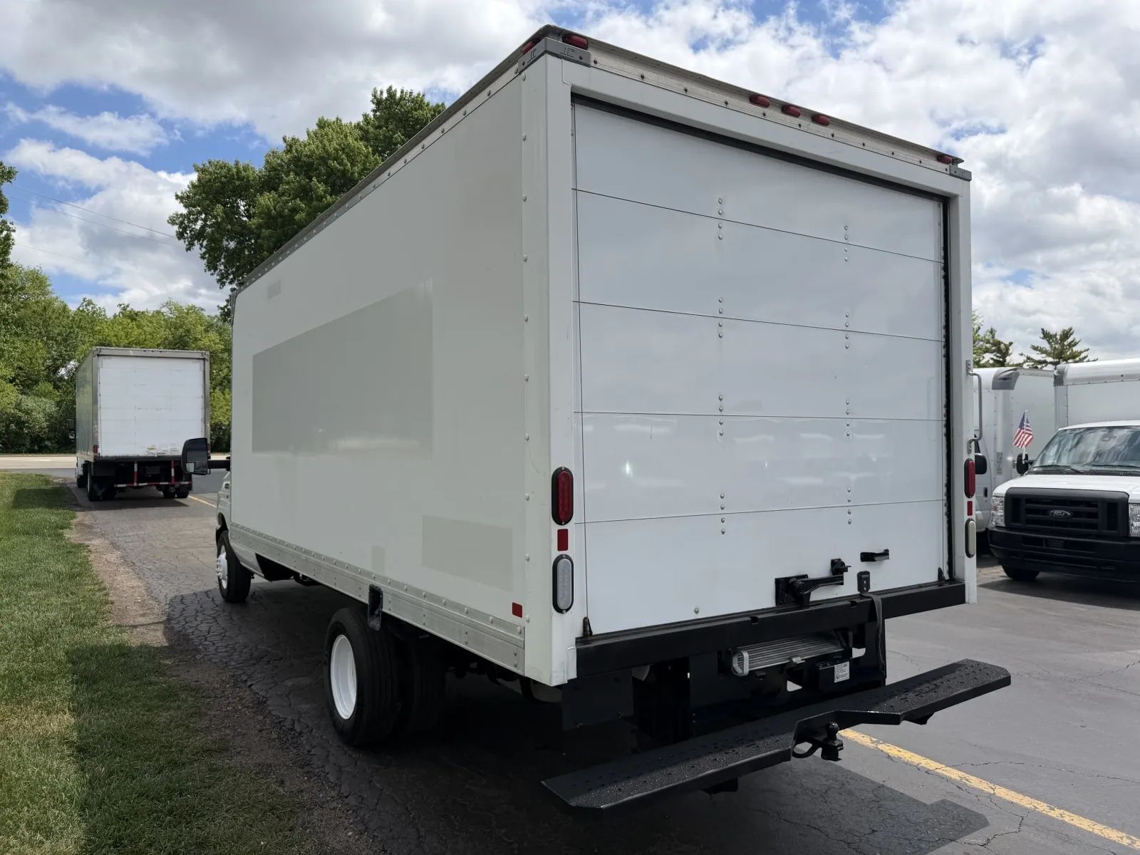 Used 2015 Ford E-350 - photo 2