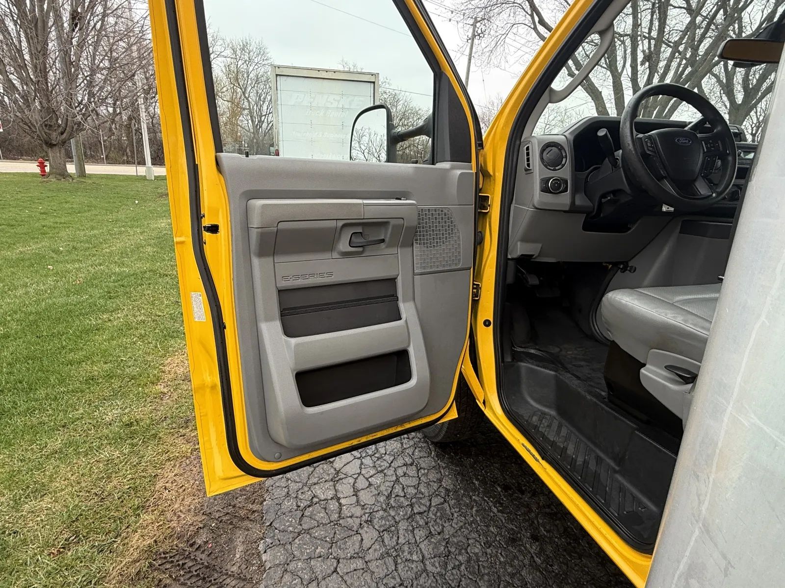 Used 2022 Ford E-350 - photo 18
