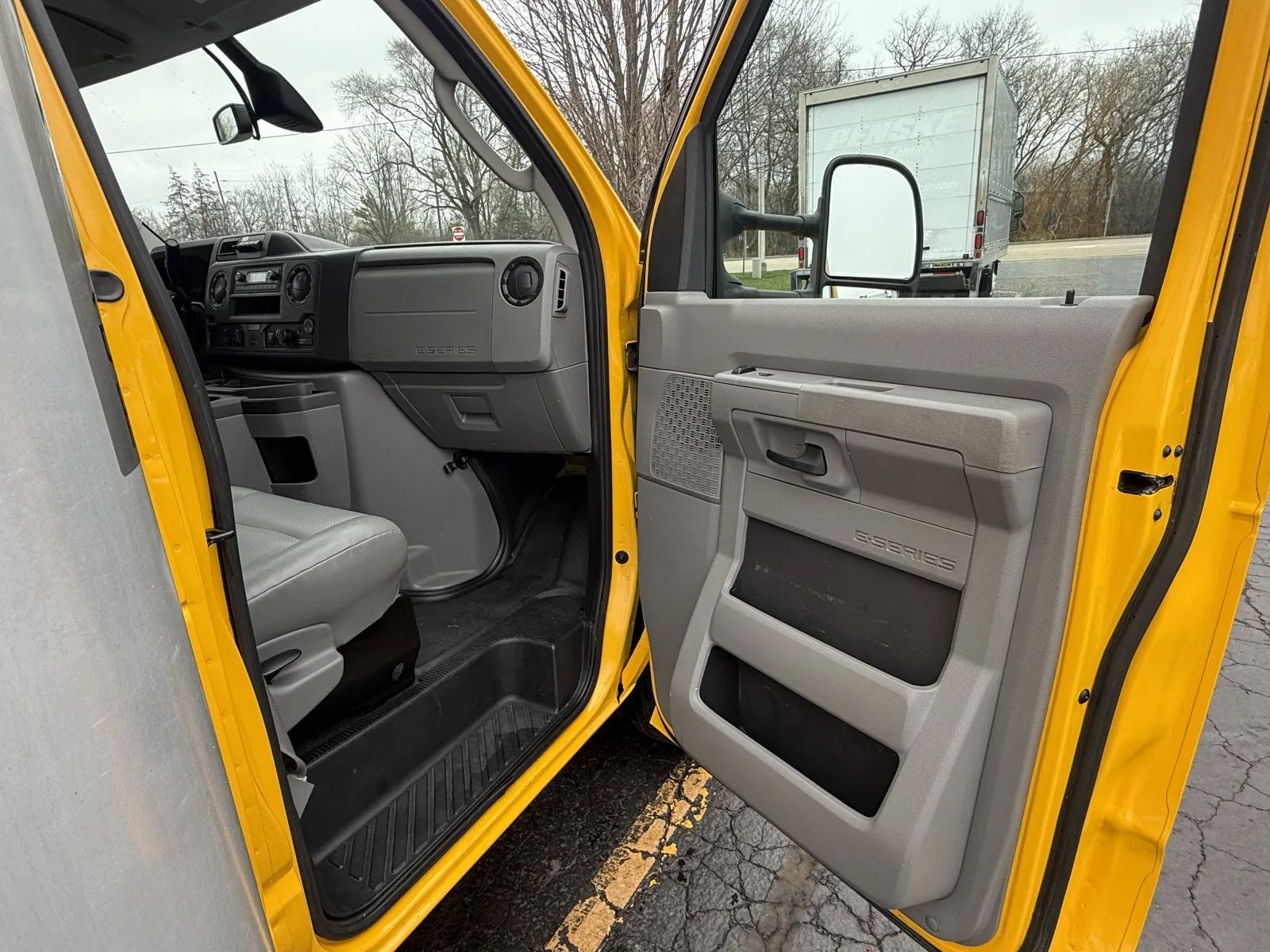 Used 2022 Ford E-350 - photo 21