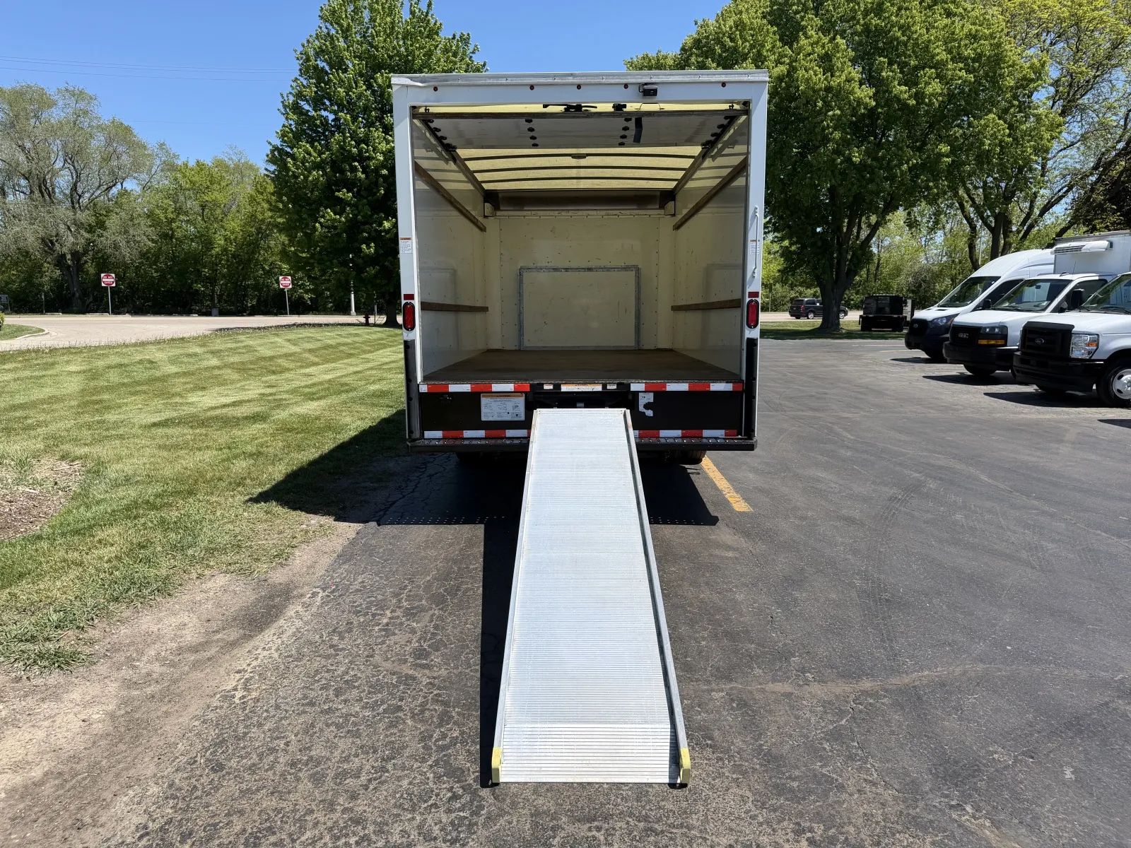 Used 2022 Ford E-350 - photo 18