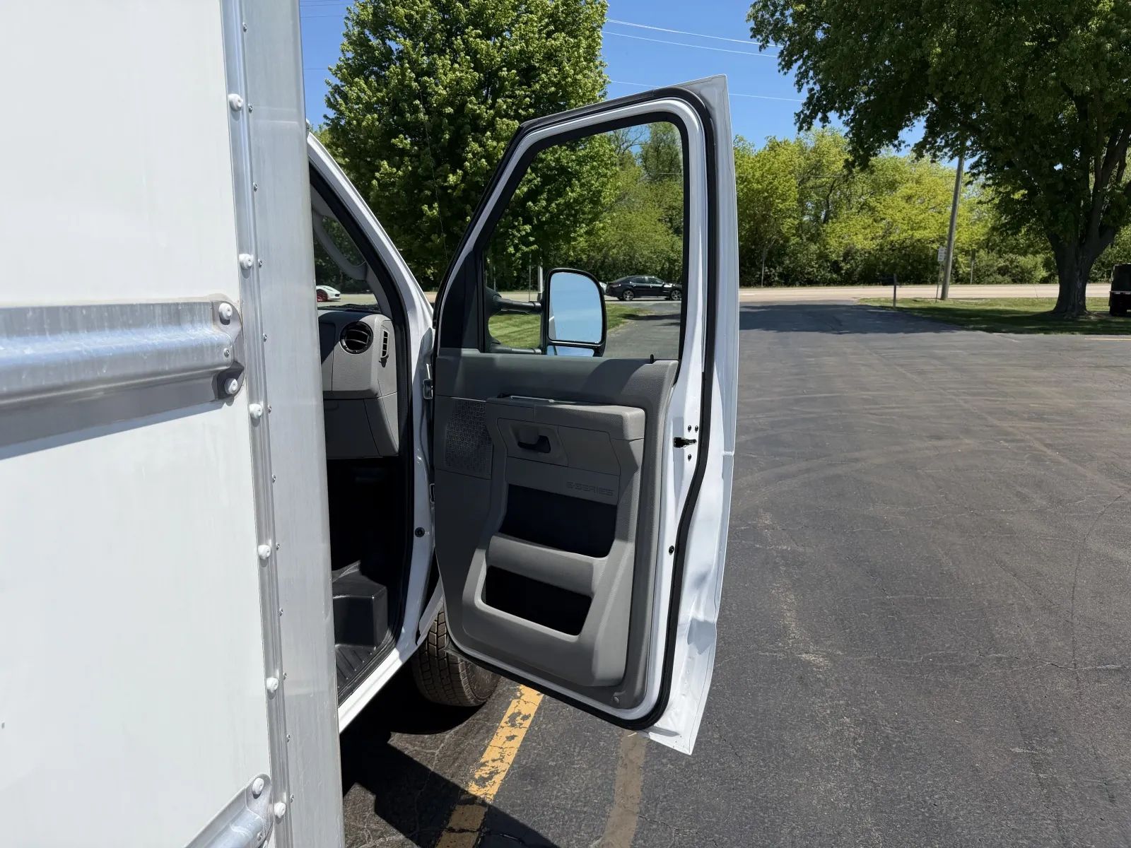 Used 2022 Ford E-350 - photo 24