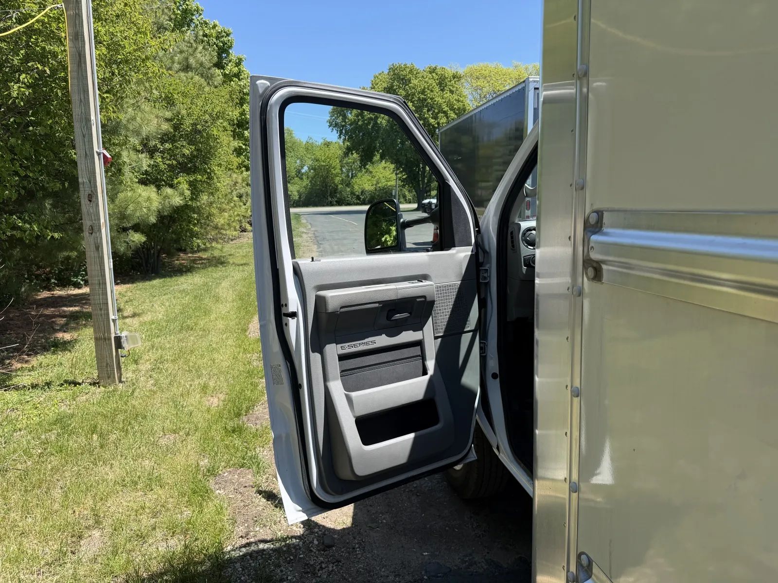 Used 2022 Ford E-350 - photo 28