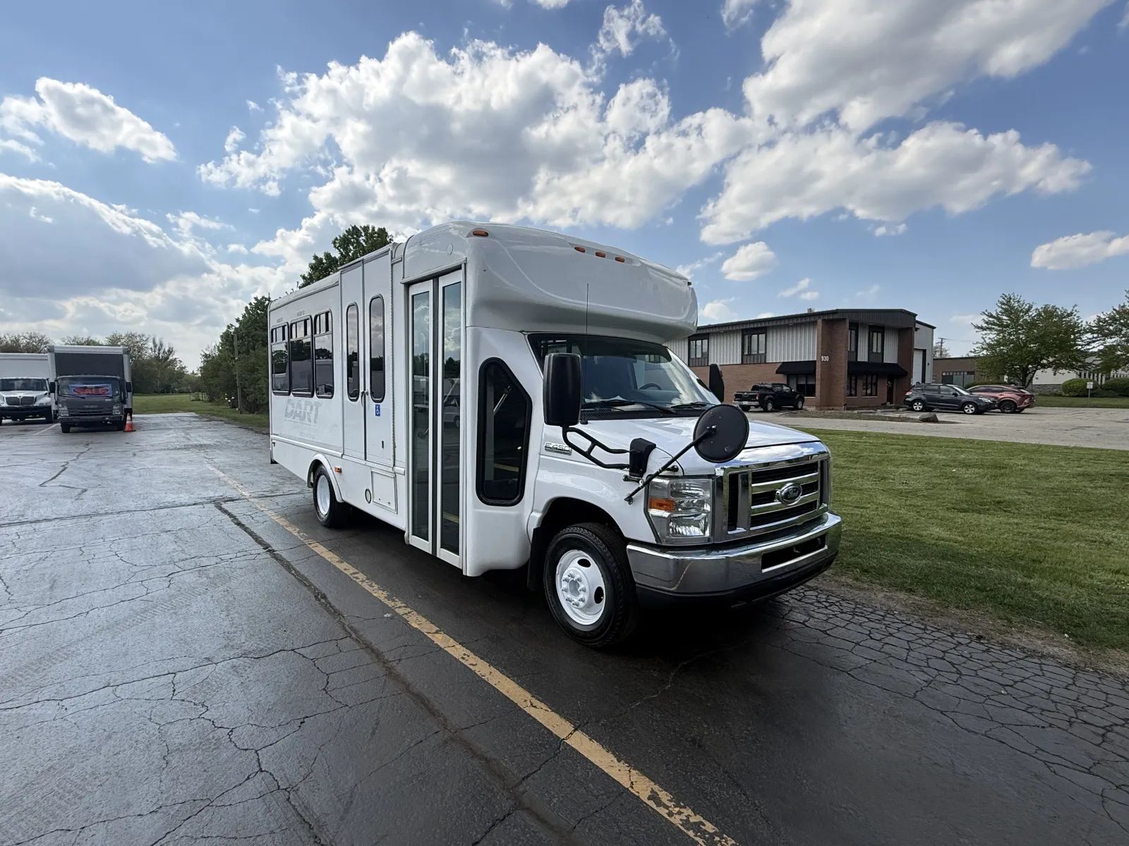 Used 2016 Ford E-450 - photo 2