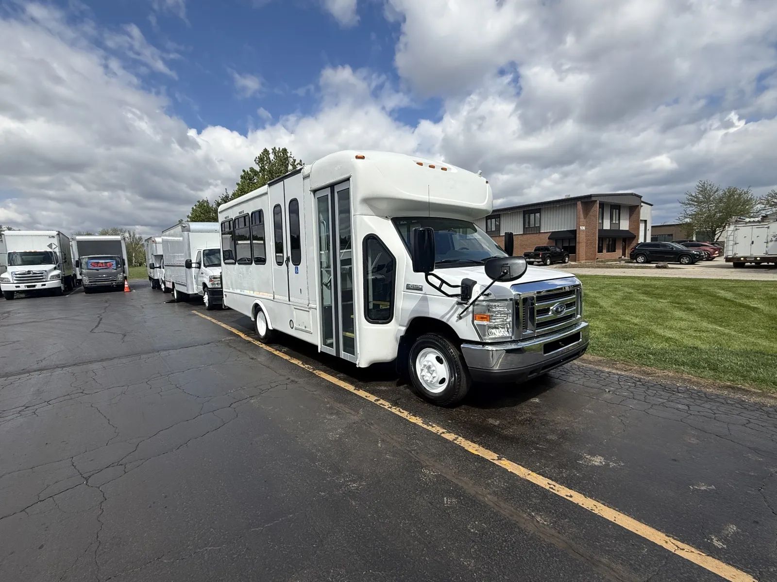 Used 2016 Ford E-450 - photo 22