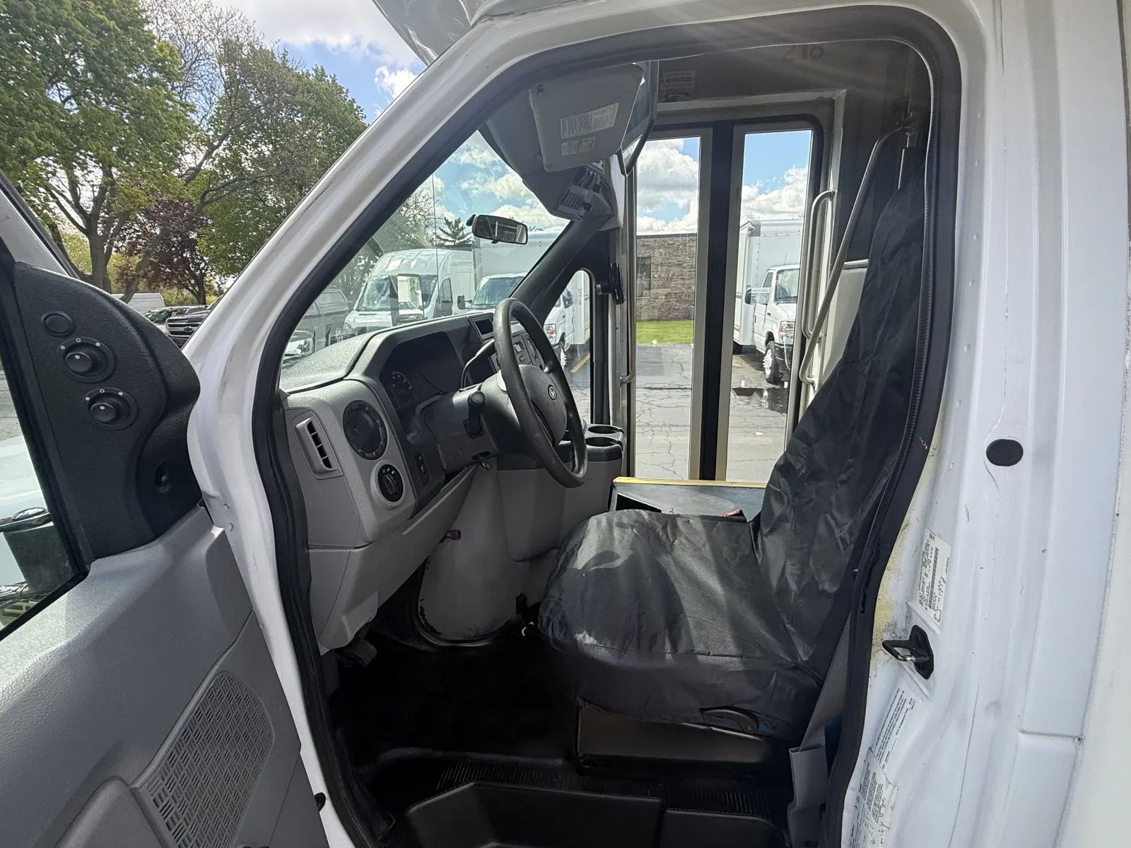 Used 2016 Ford E-450 - photo 7