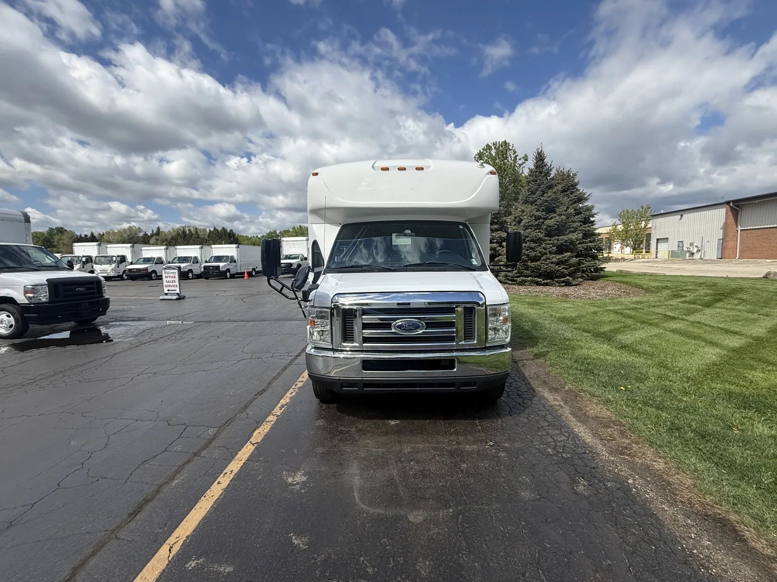 Used 2016 Ford E-450 - photo 5