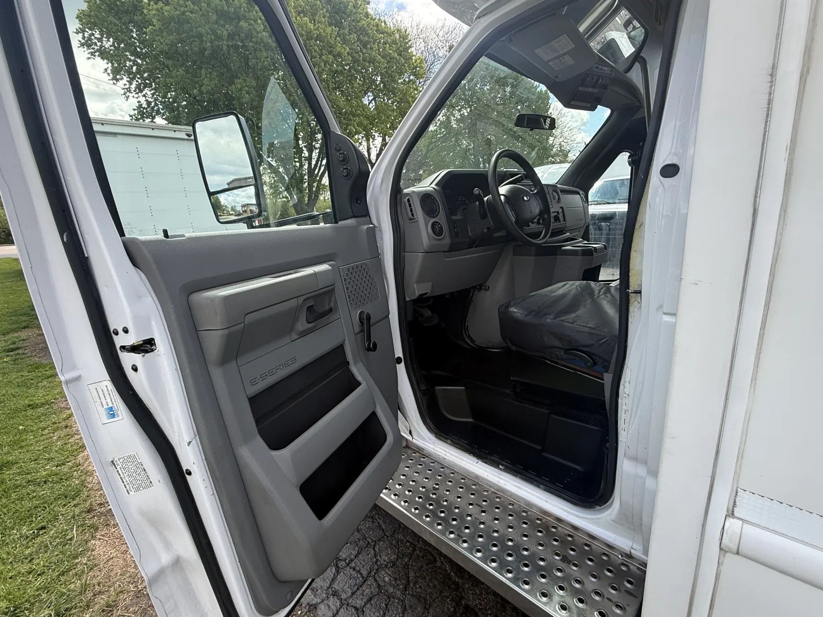 Used 2016 Ford E-450 - photo 6