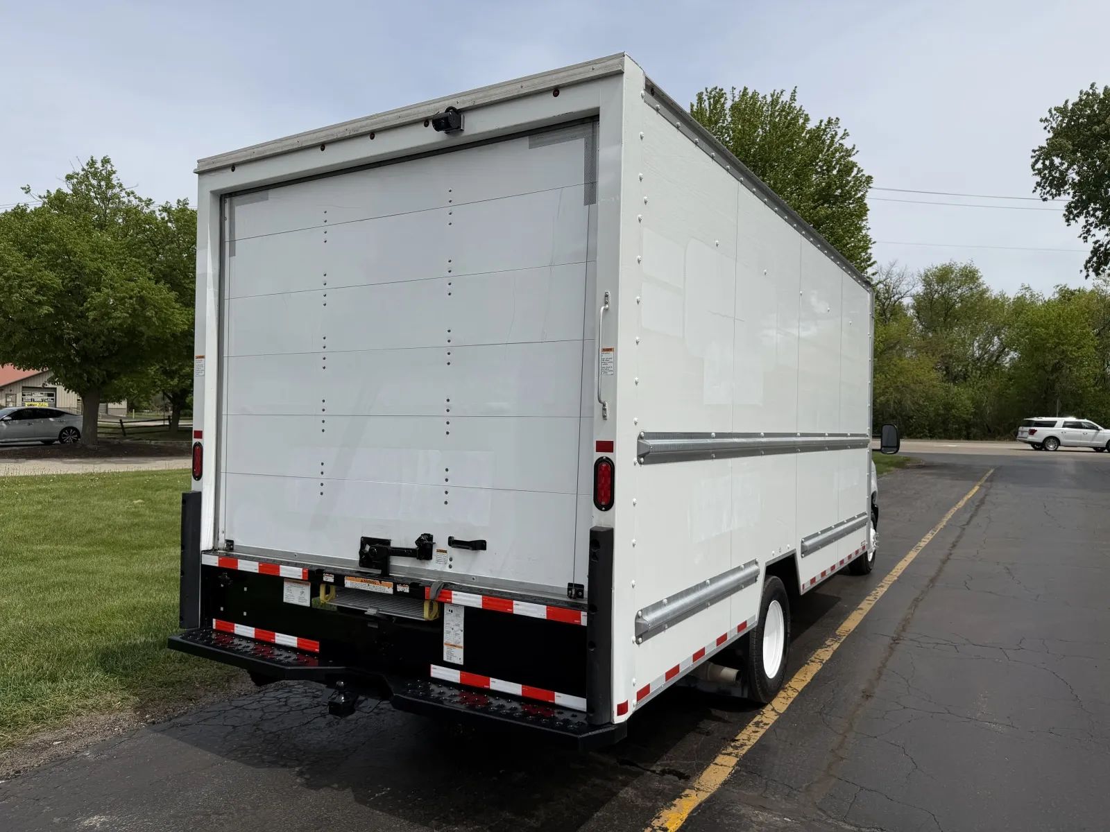 Used 2022 Ford E-350 - photo 8