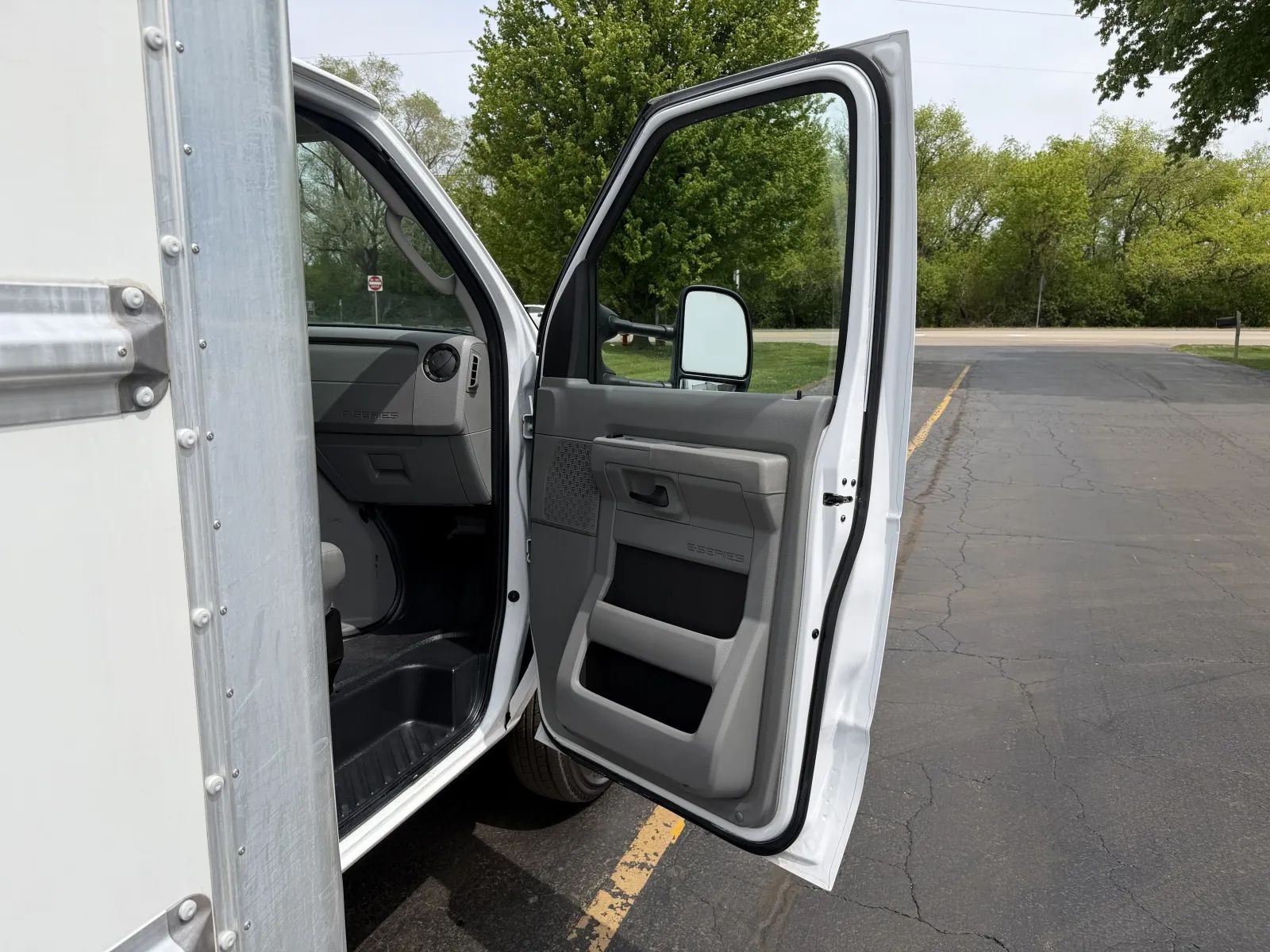 Used 2022 Ford E-350 - photo 19