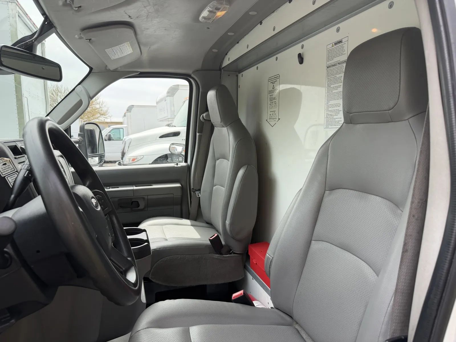 Used 2022 Ford E-350 - photo 28