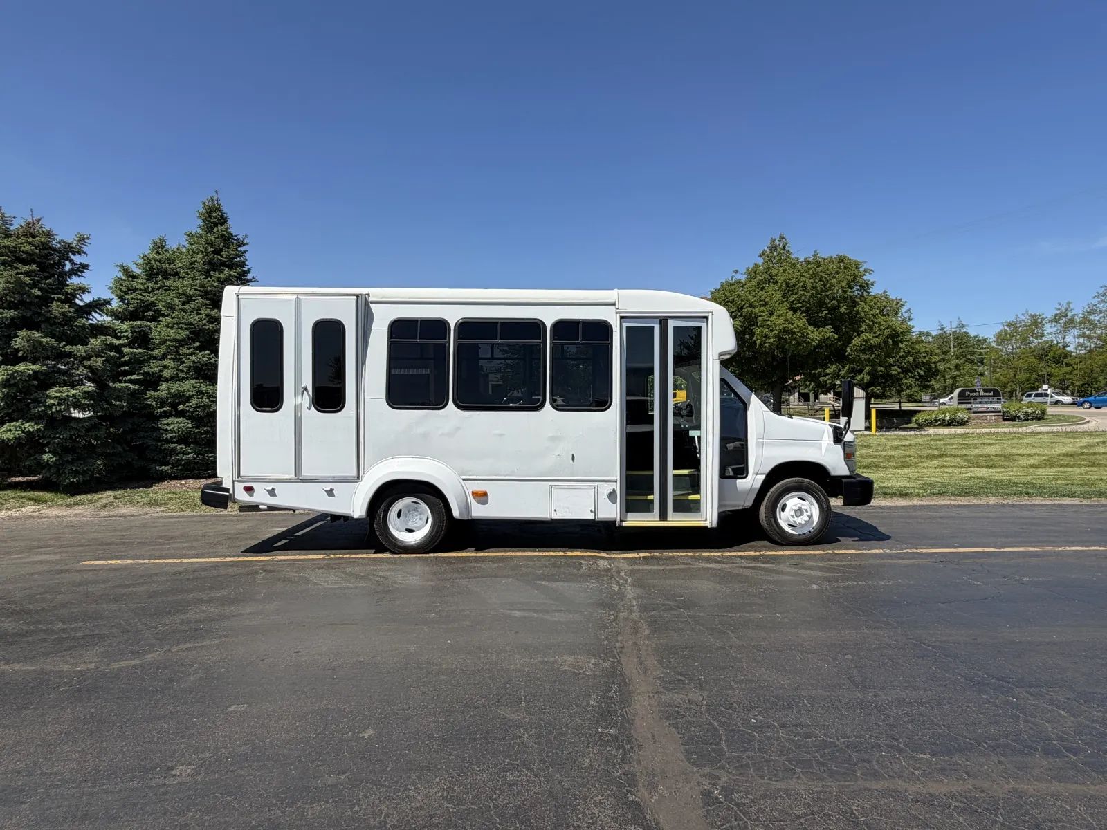 Used 2015 Ford E-450 - photo 1