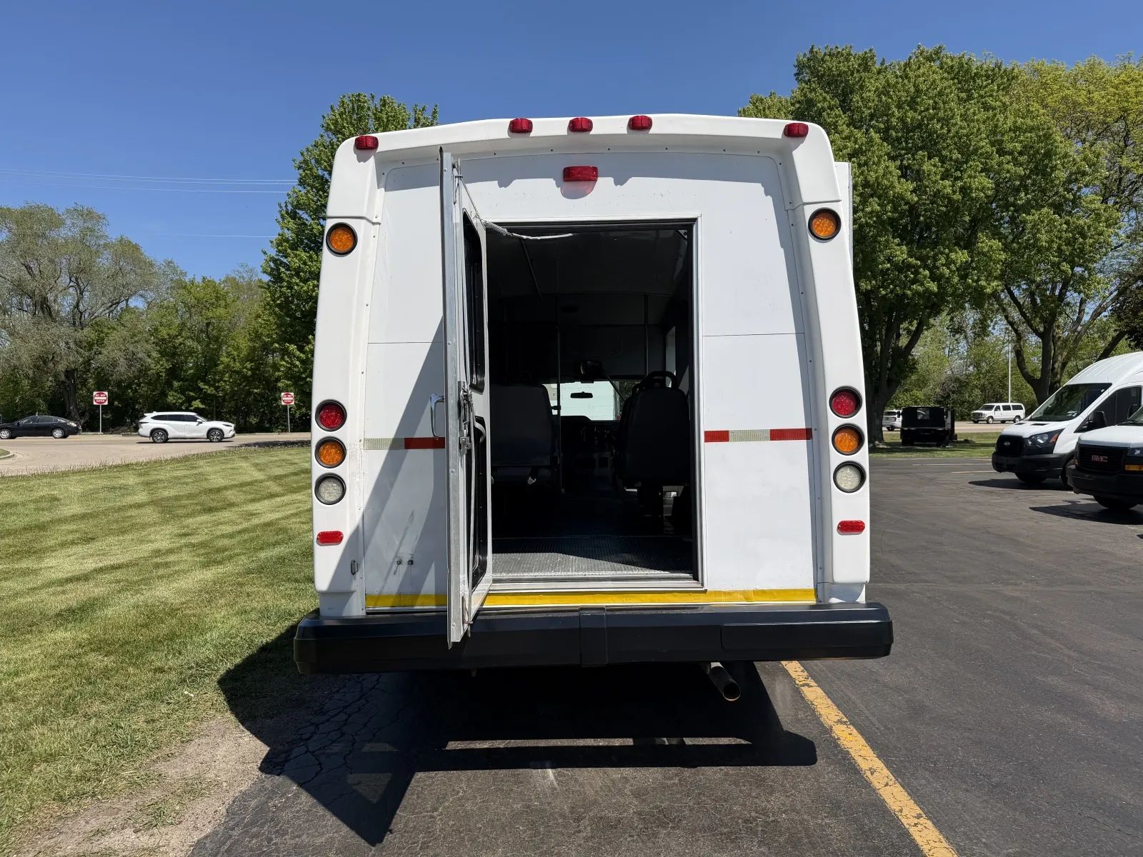 Used 2015 Ford E-450 - photo 13