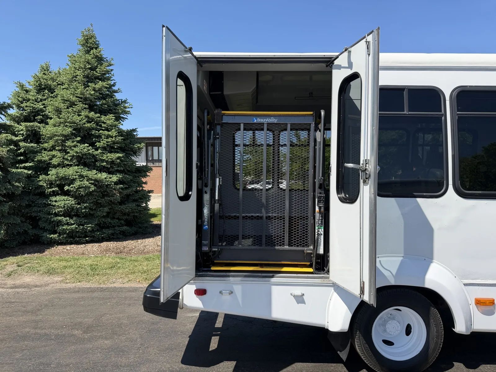 Used 2015 Ford E-450 - photo 16