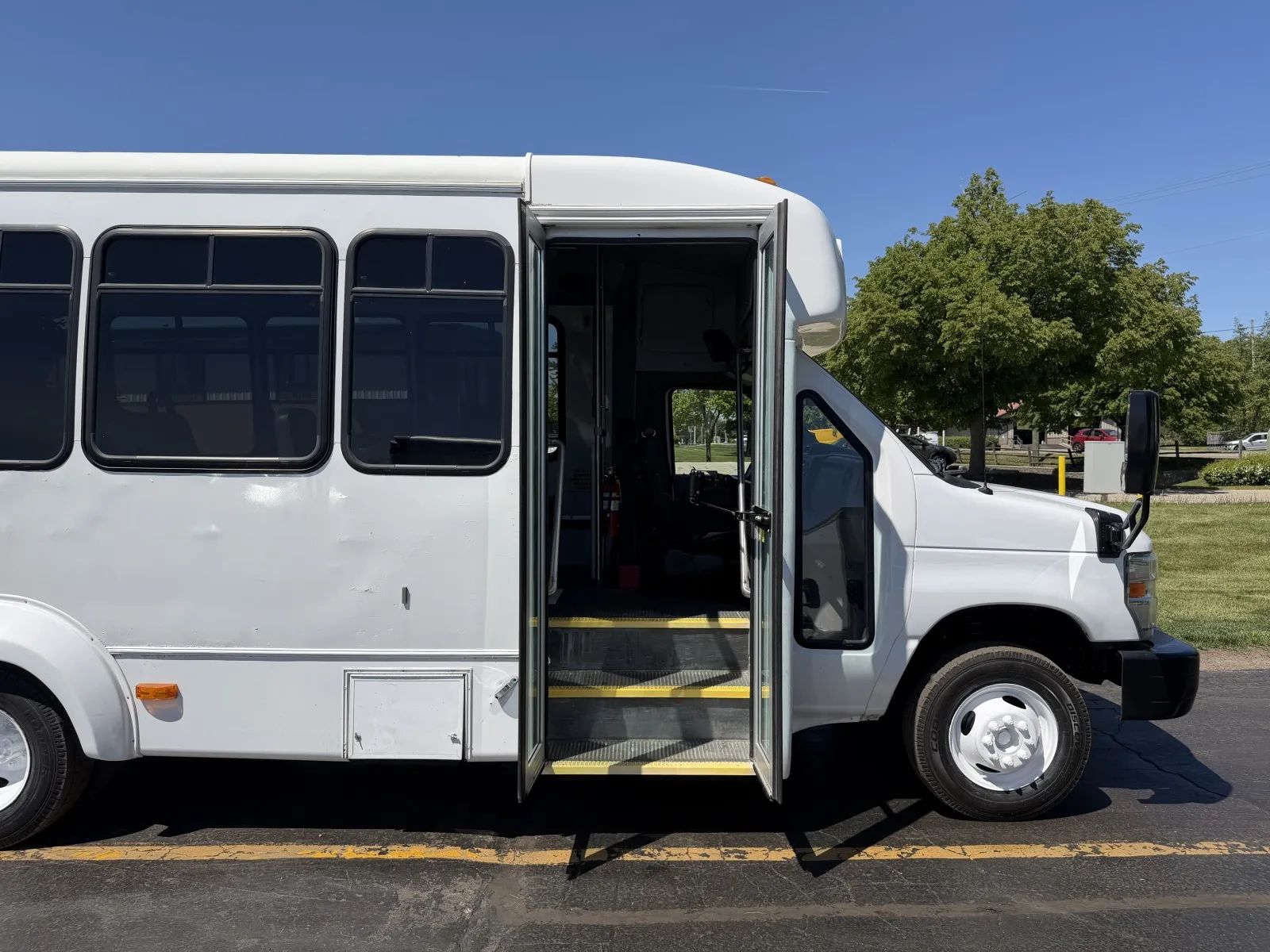 Used 2015 Ford E-450 - photo 19