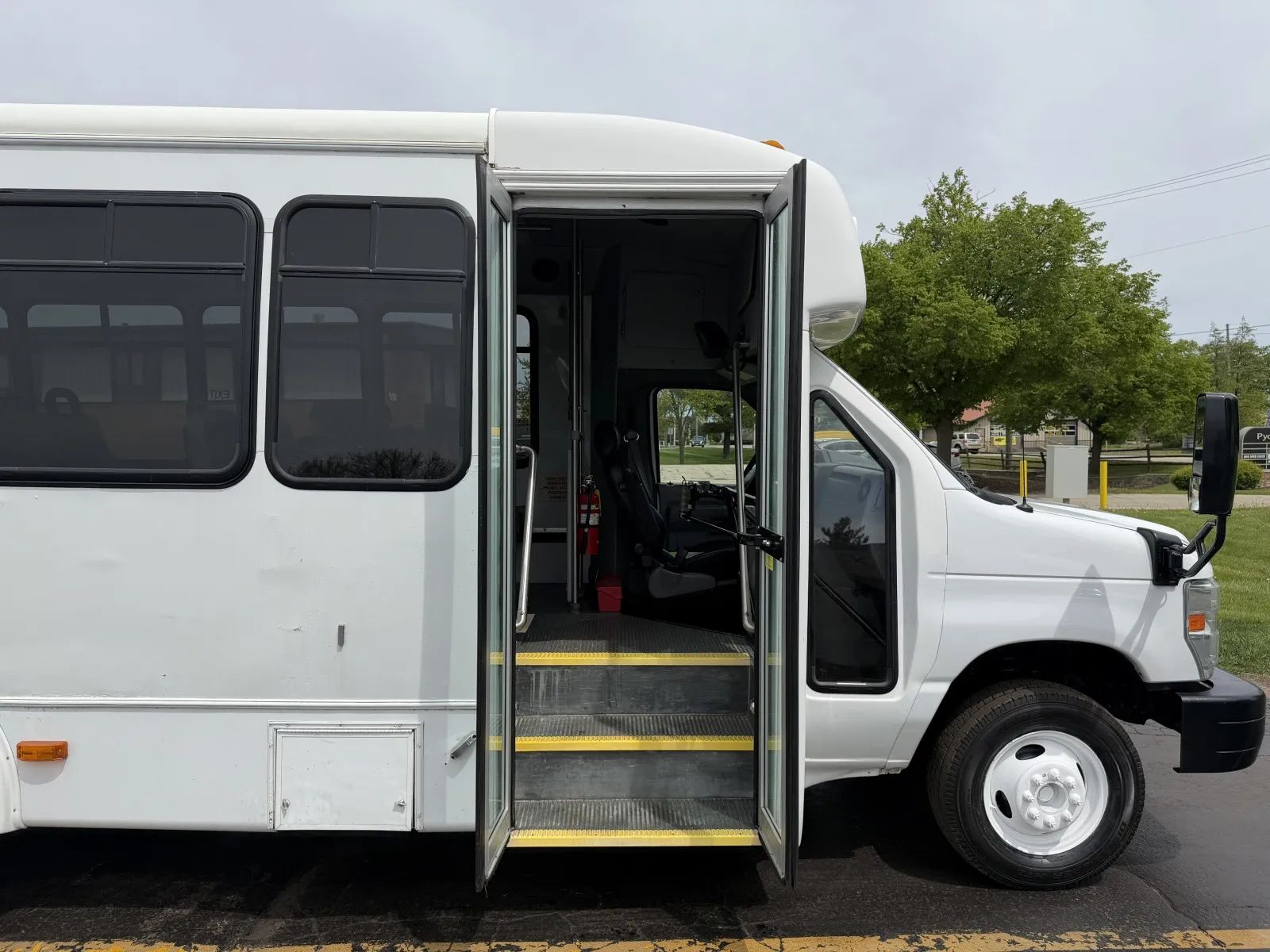 Used 2015 Ford E-450 - photo 20