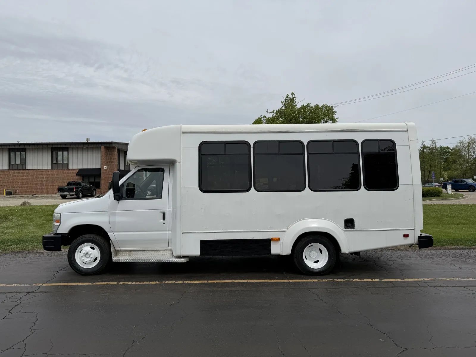 Used 2015 Ford E-450 - photo 2