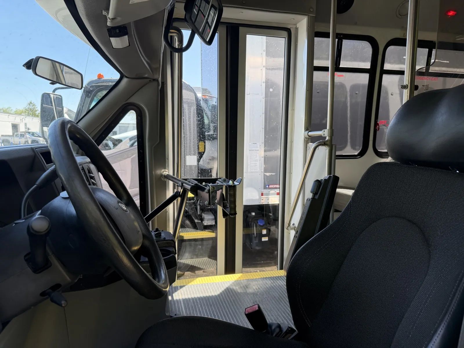 Used 2015 Ford E-450 - photo 27