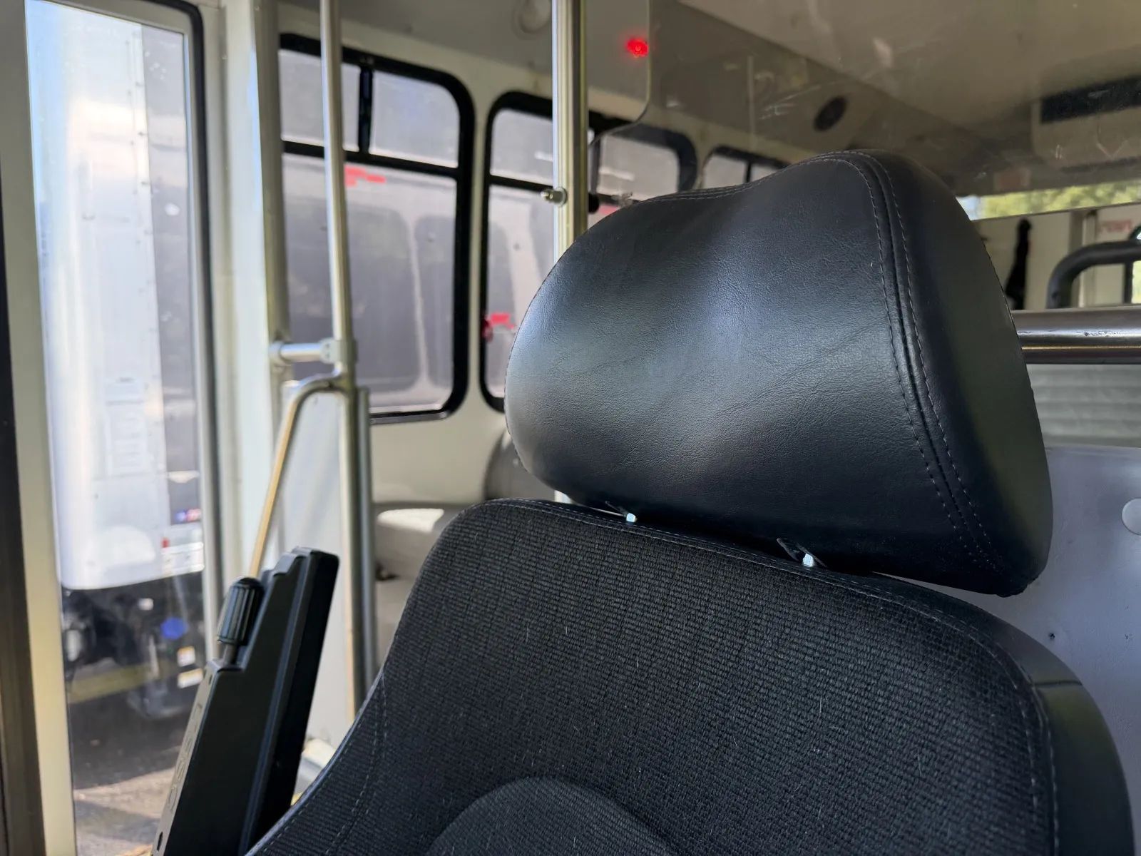 Used 2015 Ford E-450 - photo 28