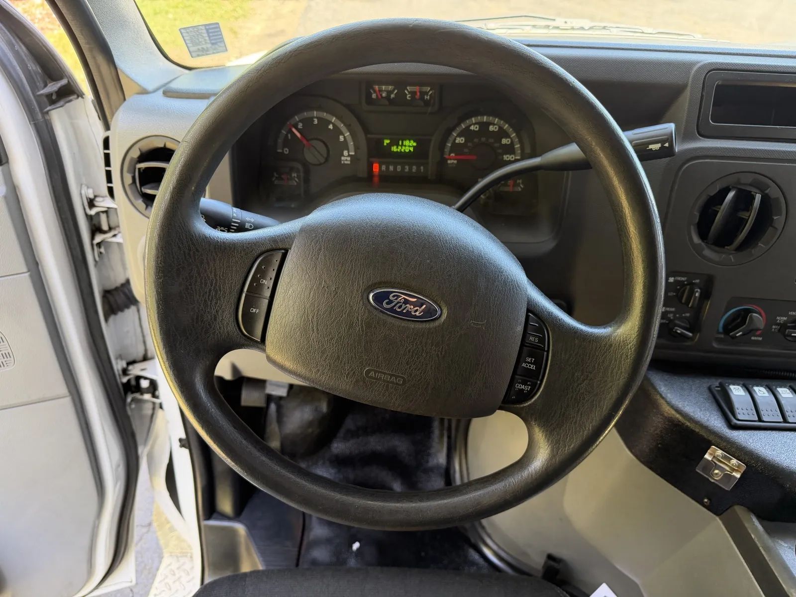 Used 2015 Ford E-450 - photo 29