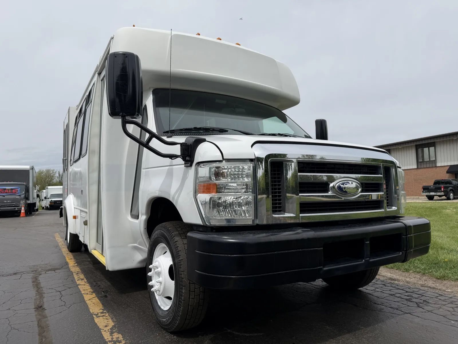 Used 2015 Ford E-450 - photo 5