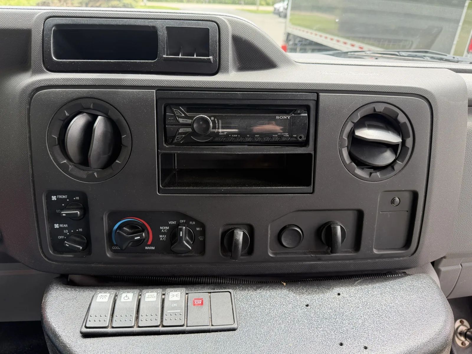 Used 2015 Ford E-450 - photo 35