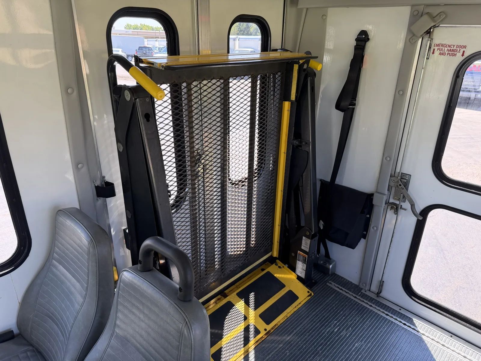 Used 2015 Ford E-450 - photo 38